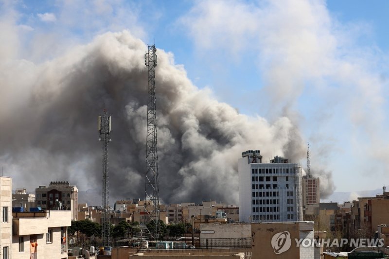 연기 피어오르는 이란 테헤란 (출처=연합뉴스)