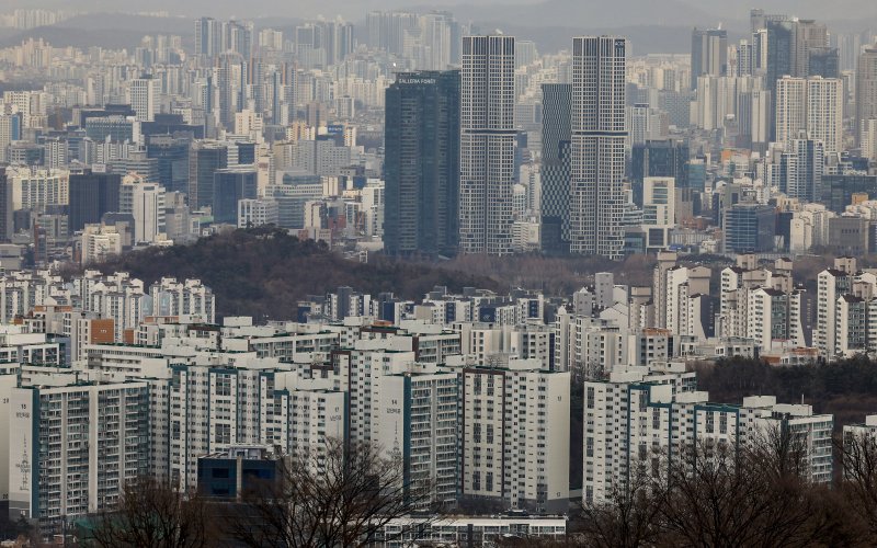 [서울=뉴시스] 정병혁 기자 = 24일 서울 중구 남산에서 서울시내 아파트가 보이고 있다. 2026.02.24. jhope@newsis.com