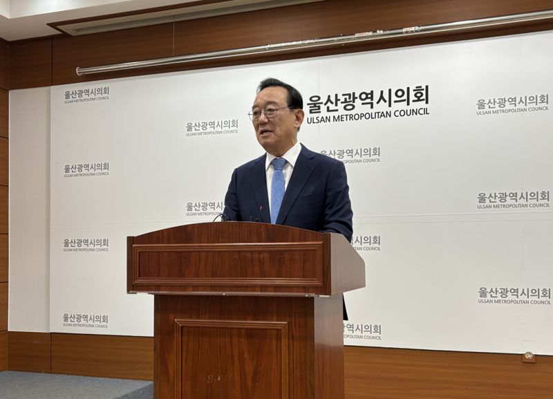 송철호 전 울산시장이 3일 울산시의회에서 기자회견을 열고 6.3지방선거 울산시장 예비후보 사퇴와 정계 은퇴를 밝히고 있다. 사진=최수상 기자