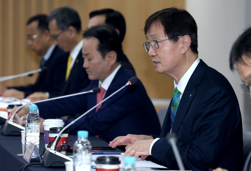 이찬진 금융감독원장이 26일 오후 서울 종로구 생명보험교육문화센터에서 열린 보험회사 CEO 간담회에서 발언하고 있다. 2026.2.26 ⓒ 뉴스1 이광호 기자