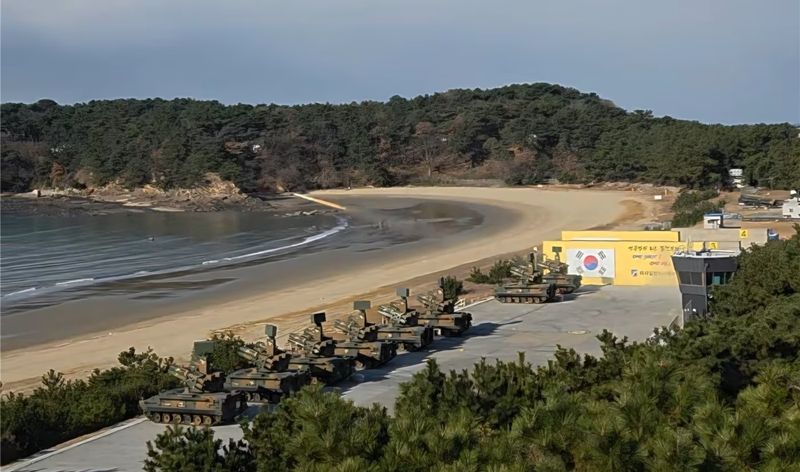 핵심 부품 국산화 개발품을 탑재한 '천마'가 표적기를 햫애 유도탄을 발사하고 있다. 국기연 제공