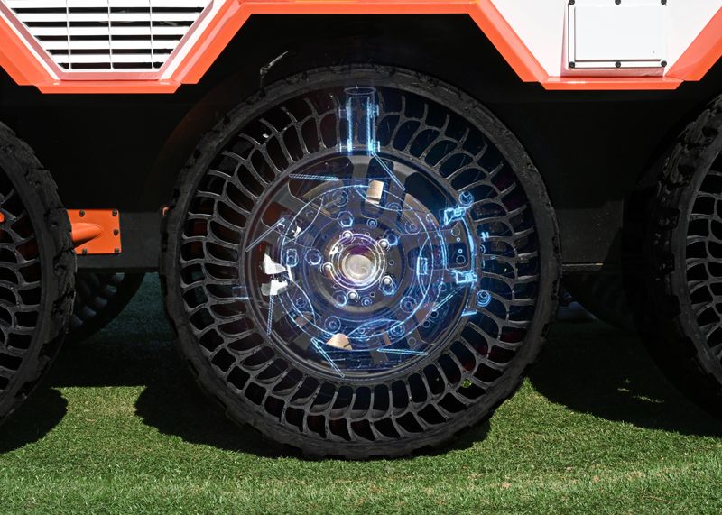 각 바퀴를 독립적으로 제어해 잔해가 많은 화재 현장에서도 정밀한 기동을 구현하는 6X6 인휠모터 시스템. 현대차그룹 제공.