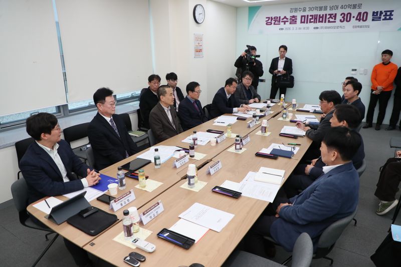 김진태 강원도지사가 3일 춘천 동산면에 위치한 유바이오로직스를 방문, 시설을 둘러본데 이어 관계자들이 참석한 가운데 '강원수출 미래비전 30·40'을 발표했다. 강원자치도 제공