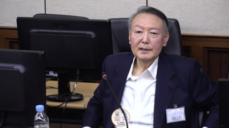 윤석열 전 대통령이 지난해 12월 26일 서울 서초구 중앙지방법원에서 열린 1심 결심 공판에서 최후 진술을 하고 있다. 뉴스1