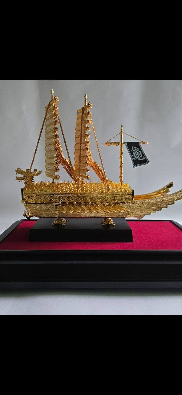 페르디난드 로무알데스 마르코스 주니어 필리핀 대통령 부부를 위한 선물인 금 거북선 모형. 청와대 제공