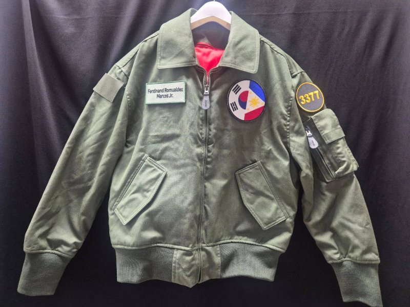 페르디난드 로무알데스 마르코스 주니어 필리핀 대통령 위한 선물인 공군 조종사 항공 점퍼. 청와대 제공