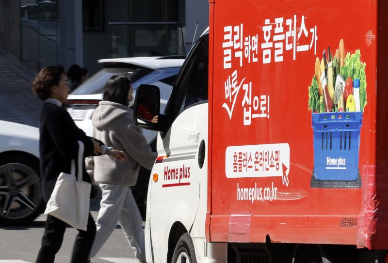 서울 시내 한 홈플러스 매장 앞으로 홈플러스 트럭이 지나가고 있다. 뉴시스