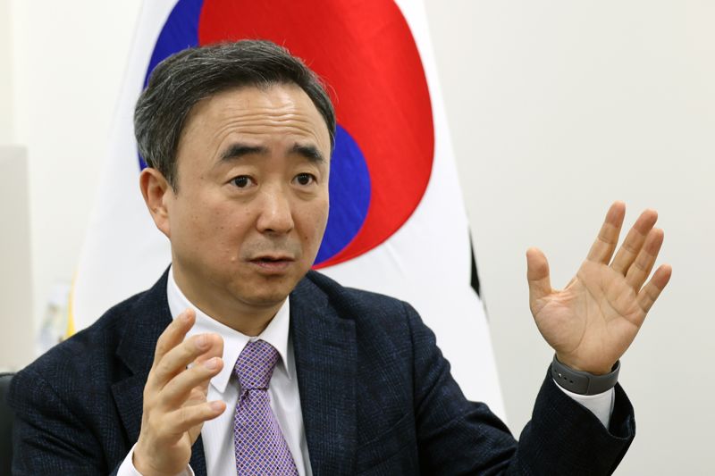 임문영 국가인공지능전략위원회 부위원장장이 자신의 집무실에서 'AI 3강' 정책목표와 구체적 성과에 대해 말하고 있다. 그는 "AI가 산업을 빠르게 융합·변화시키고 있어 (한국이 경쟁에서 살아남으려면) 부처를이 칸막이를 걷어내고 협력해야 한다"고 강조했다. 사진=서동일 기자