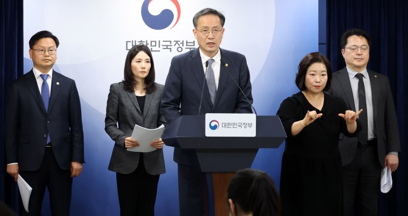 이형일 재정경제부 1차관이 3일 오후 서울 종로구 정부서울청사에서 열린 중동 상황점검 관련 긴급 관계부처회의 후 브리핑을 하고 있다. 뉴시스.