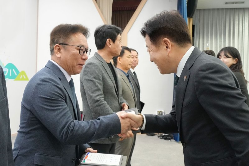 배기철 제주항공 제주본사운영단장(왼쪽)이 3일 납세자의 날을 맞아 오영훈 제주도지사로부터 유공 납세자 표창을 받은 뒤 악수하고 있다. 제주항공 제공