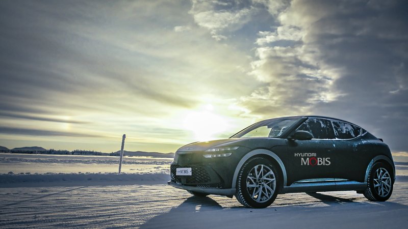 현대모비스 핵심부품을 탑재한 시험 차량이 동계시험장을 주행하고 있는 모습. 현대모비스 제공