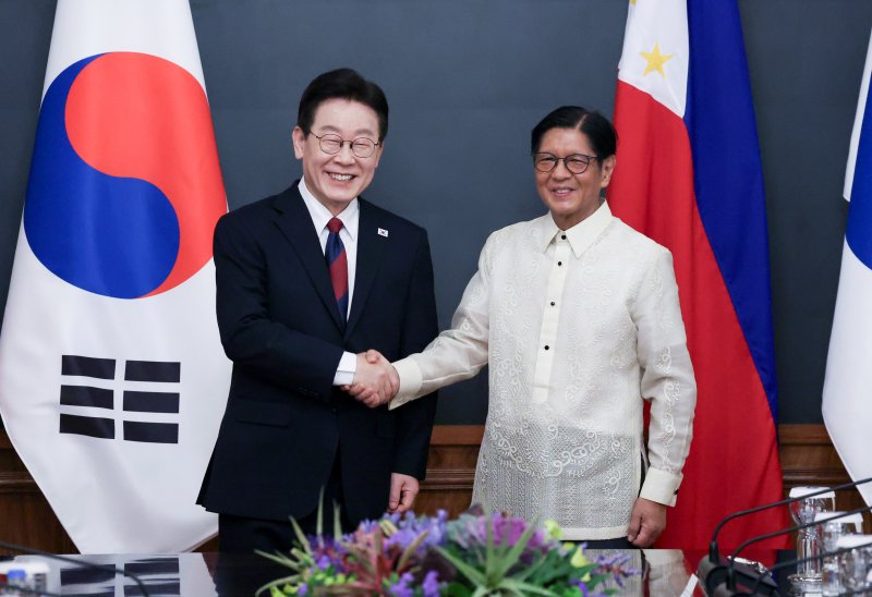 이재명 대통령과 페르디난드 마르코스 필리핀 대통령이 3일 필리핀 마닐라 말라카냥궁에서 정상회담에 앞서 악수하고 있다. 연합뉴스