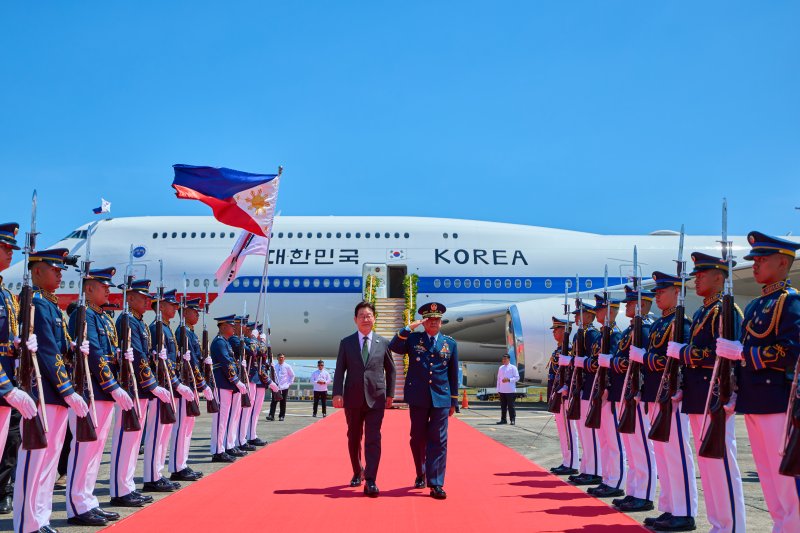필리핀을 국빈방문한 이재명 대통령이 3일 마닐라 빌라모어 군공항에 도착, 의장대 사열을 받고 있다. 이 대통령은 이날 페르디난드 로무알데스 마르코스 주니어 필리핀 대통령과 정상회담을 갖는다. 연합뉴스