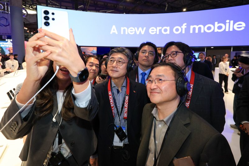 노태문 삼성전자 DX부문장(앞줄 오른쪽)과 정재헌 SK텔레콤 사장(가운데)이 2일(현지시간) 스페인 바르셀로나 피라 그란 비아에서 열린 'MWC 2026' 삼성전자 부스에서 갤럭시S26 울트라로 기념 촬영을 하고 있다. 사진공동취재단