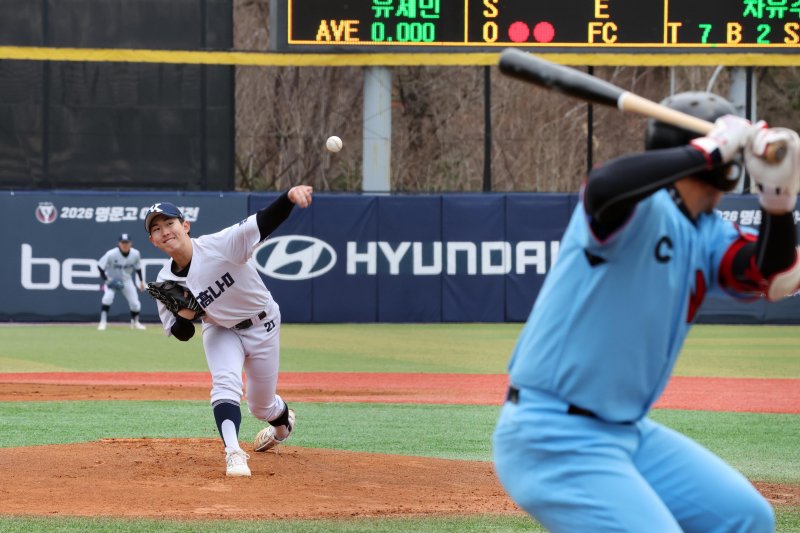 '2026 명문고 야구열전' 셋째 날인 3일 부산 기장현대차드림볼파크에서 열린 휘문고-경남고의 예선경기에서 경남고 차유주 선수가 역투하고 있다. 사진=박범준 기자