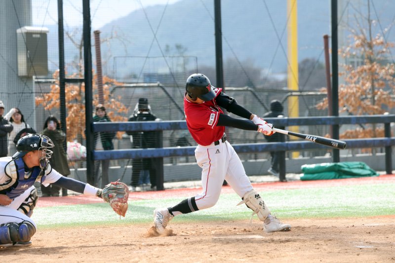 '2026 명문고 야구열전' 셋째 날인 3일 부산 기장현대차드림볼파크에서 열린 용마고-유신고의 예선경기에서 용마고 최민상 선수가 타격을 하고 있다. 사진=박범준 기자