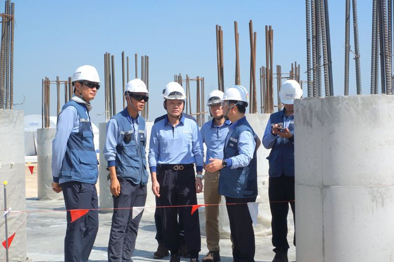 포스코이앤씨 송치영 사장(왼쪽 세번째)이 태국 걸프(Gulf) MTP LNG 터미널 현장을 점검하고 있다. 포스코이앤씨 제공