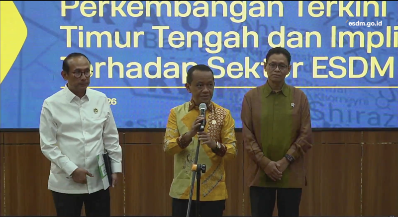 바흘릴 에너지·광물자원부(ESDM) 장관 (가운데)이 3일 자카르타에서 열린 ‘중동 최근 동향 및 에너지·광물자원 부문에 대한 영향’ 관련 기자설명회에서 발언하고 있다. 에너지·광물자원부 유튜브 화면 갈무리
