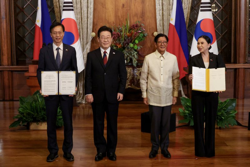 김용선 지식재산처장(맨 왼쪽)과 크리스티나 알데게르 로케 필리핀 통상산업부 장관(맨 오른쪽) 3일 필리핀 마닐라 말라카냥궁에서 이재명 대통령(왼쪽 두번째)과 페르디난드 마르코스 대통령이 참석한 가운데 지식재산 분야에서의 심화 협력에 관한 개정 MOU를 맺은 뒤 기념촬영을 하고 있다. 연합뉴스