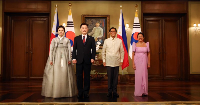 이재명 대통령과 김혜경 여사가 3일 필리핀 마닐라 말라카냥궁에서 열린 국빈방문 공식만찬에 앞서 페르디난드 마르코스 필리핀 대통령, 루이즈 아라네타 마르코스 여사와 기념촬영을 하고 있다. 연합뉴스