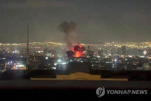 이란 테헤란 IRIB 방송 주변에서 발생한 폭발 (출처=연합뉴스)