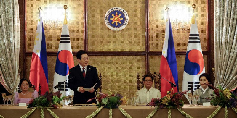 이재명 대통령이 3일 필리핀 마닐라 말라카냥궁에서 열린 국빈방문 공식만찬에서 인사말을 하고 있다. 왼쪽부터 루이즈 아라네타 마르코스 여사, 이재명 대통령, 페르디난드 마르코스 필리핀 대통령, 김혜경 여사. 연합뉴스