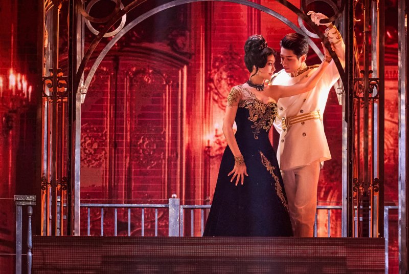 뮤지컬 '안나 카레니나' 공연 장면. 안나 카레니나 역의 옥주현과 브론스키 역의 문유강. (사진=마스트인터내셔널 제공) *재판매 및 DB 금지 /사진=뉴시스