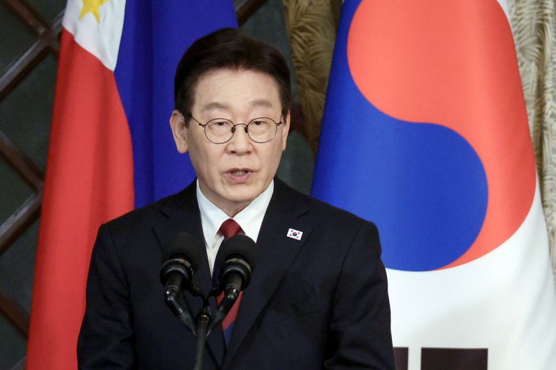 필리핀을 국빈 방문 중인 이재명 대통령이 지난 3일(현지 시간) 마닐라 말라카냥궁에서 페르디난드 마르코스 주니어 대통령과 한-필리핀 공동 언론발표를 하고 있다. 뉴시스