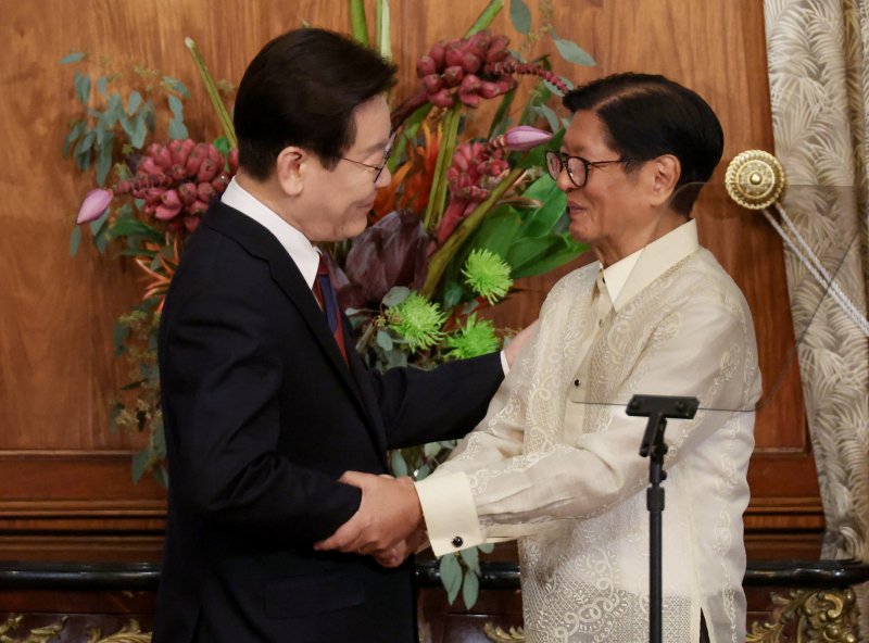 이재명 대통령과 페르디난드 마르코스 주니어 필리핀 대통령이 3일(현지시간) 필리핀 마닐라 말라카냥궁에서 열린 공동언론발표를 마친 후 악수하고 있다. 2026.3.3 ⓒ 뉴스1 허경 기자