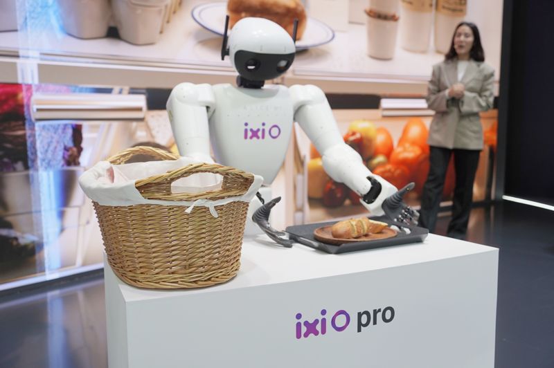 스페인 바르셀로나에서 열린 'MWC 2026' LG유플러스 전시관에 익시오와 결합한 휴머노이드 로봇이 전시돼 있다. LG유플러스 제공