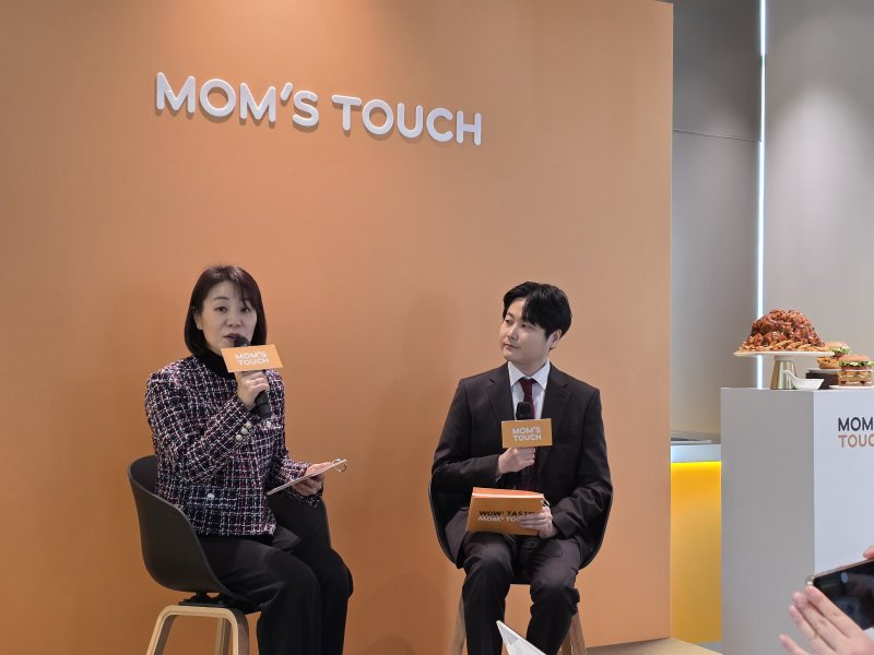 [서울=뉴시스] 김상윤 기자 = 3일 맘스터치 '후덕죽 컬렉션' 출시 미디어 시식회에서 협업에 대해 설명하고 있는 김은영 맘스터치 대외협력그룹 그룹장 *재판매 및 DB 금지 *재판매 및 DB 금지