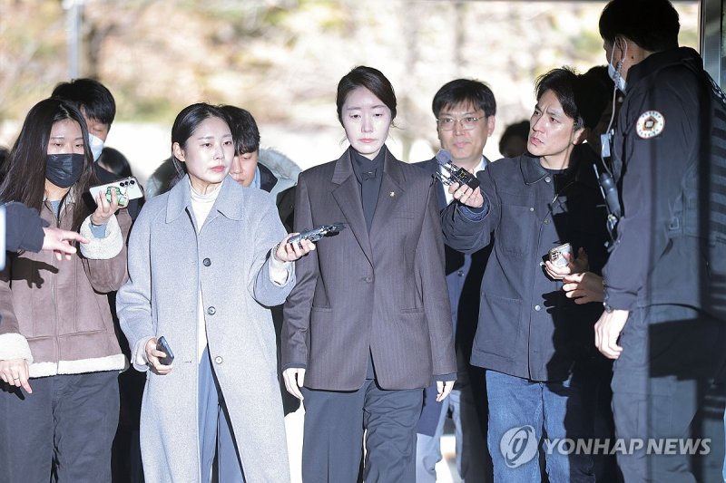 법정 들어서는 강선우 의원 (출처=연합뉴스)