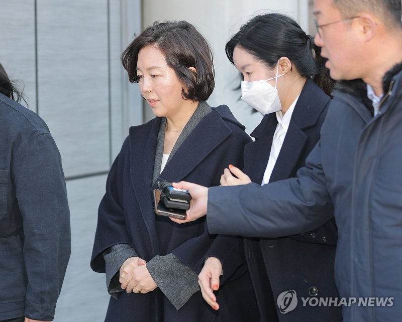 법정 나서는 김경 전 서울시 의원 (출처=연합뉴스)