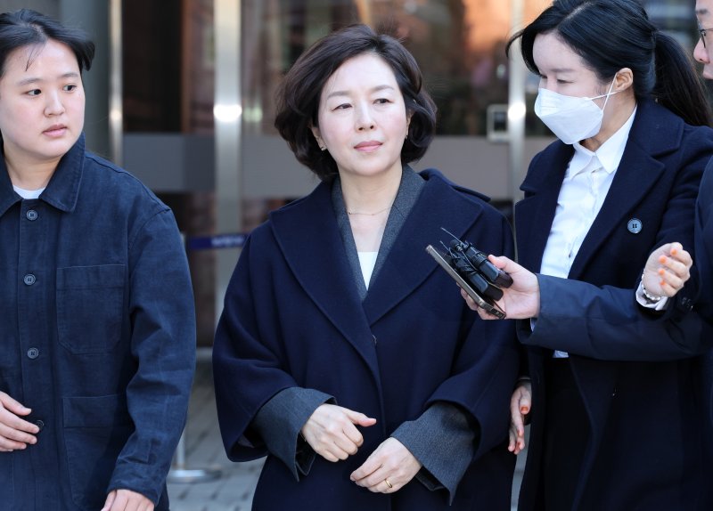 [서울=뉴시스] 조성우 기자 = 공천 헌금 의혹을 받는 김경 전 서울시의원이 3일 서울 서초구 서울중앙지방법원에서 열린 구속 전 피의자 심문(영장실질심사)을 마치고 청사를 나서고 있다. 2026.03.03. xconfind@newsis.com