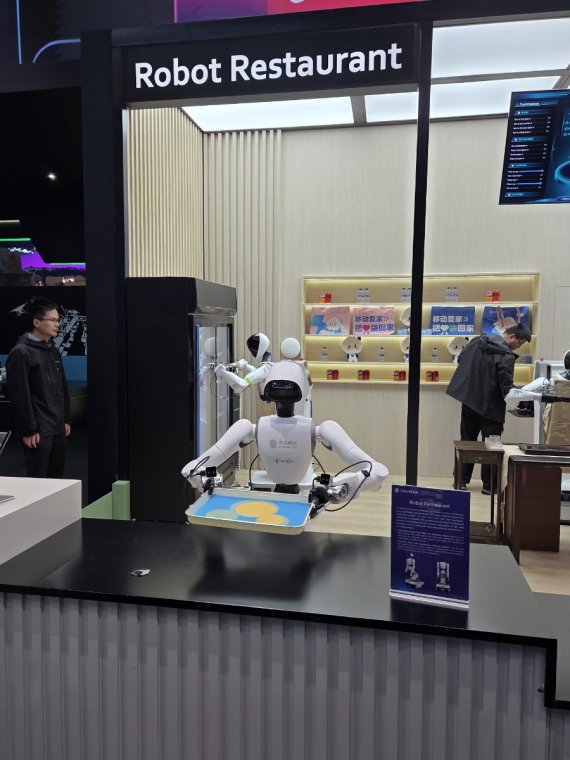 '팔 달린 폰' 360도 촬영에 "와우"…AI 이끈 中 전시관 인산인해[MWC 2026]