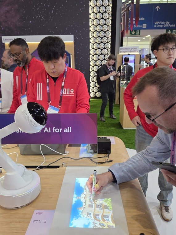 '팔 달린 폰' 360도 촬영에 "와우"…AI 이끈 中 전시관 인산인해[MWC 2026]
