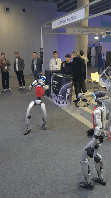 '팔 달린 폰' 360도 촬영에 "와우"…AI 이끈 中 전시관 인산인해[MWC 2026]