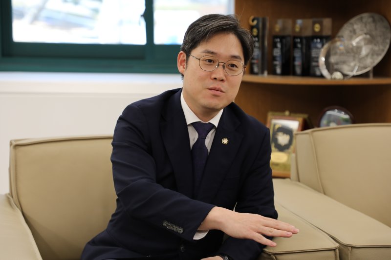 [서울=뉴시스] 김정욱 대한변호사협회장이 지난달 27일 서울 서초구 대한변협회관에서 뉴시스와 인터뷰하고 있다. 2026.03.04. photo@newsis.com *재판매 및 DB 금지