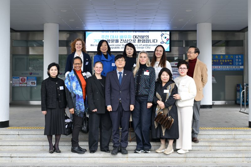 [거제=뉴시스] 신정철 기자 = 경남 거제시는 3일, 주한 대사 부인회 소속 방문단이 거제의 자연경관과 산업 현장을 탐방하기 위해 1박2일 일정으로 거제를 방문했다고 밝혔다. 사진은 호주 대사 부인 은영 로빈슨 여사를 비롯해 캐나다, 일본, 라트비아, 슬로베니아, 네덜란드, 튀르키예 등 7개국 대사 배우자와 관계자 등이 거제시청 현관 앞에서 변광용 거제시장과 기념사진을 촬영하고 있다.(사진=거제시 제공).2026.03.03. photo@newsis.com *재판매 및 DB 금지