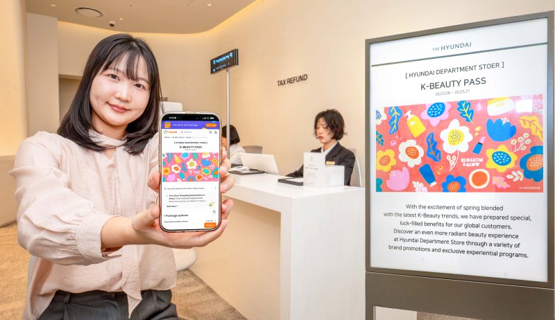 [서울=뉴시스] 현대백화점은 오는 6일 '클룩(Klook)', '케이케이데이(KKday)' 투어·체험 상품 전문 온라인 플랫폼(OTA·Online Travel Agency)과 협업해 외국인 대상 투어패스인 '여의도 패스'와 'K-뷰티 패스'를 출시한다고 2일 밝혔다. *재판매 및 DB 금지