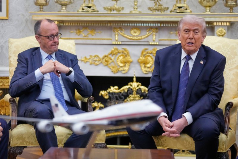 [워싱턴=AP/뉴시스]도널드 트럼프 미국 대통령이 3일(현지 시간) 백악관 집무실에서 프리드리히 메르츠 독일 총리와 양자회담에 앞서 취재진 질문에 답하고 있다. 2026.03.04.