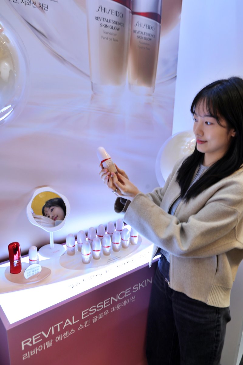 [서울=뉴시스] 서울시 송파구 신천동에 위치한 롯데백화점 잠실점 에비뉴엘 지하1층 더크라운에서 진행 중인 '얼티뮨' 팝업스토어에서 모델이 상품을 들고 있다 (사진=롯데백화점 제공) 2026.03.04. photo@newsis.com *재판매 및 DB 금지