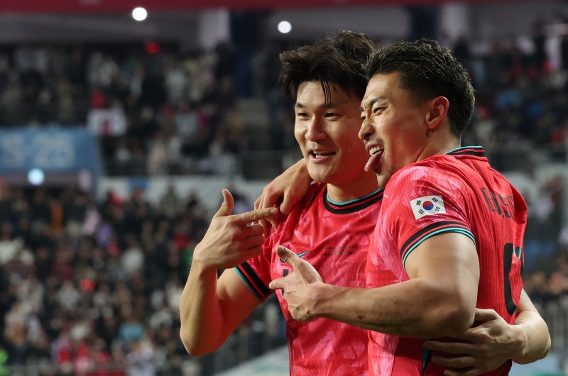 [대전=뉴시스] 강종민 기자 = 14일 오후 대전 유성구 대전월드컵경기장에서 열린 축구 국가대표팀 평가전 대한민국과 볼리비아의 경기에서 한국 조규성이 추가골을 넣고 김민재와 익살스런 표정을 짓고 있다. 2025.11.14. ppkjm@newsis.com