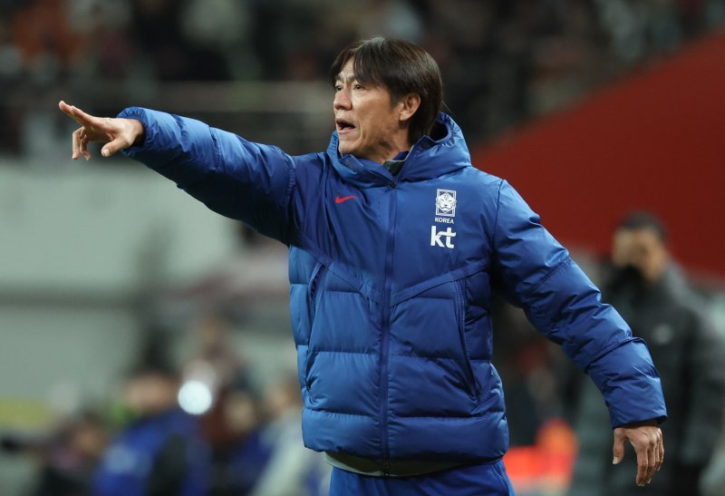 [서울=뉴시스] 황준선 기자 = 18일 오후 서울 마포구 서울월드컵경기장에서 열린 축구 국가대표팀 평가전 대한민국과 가나의 경기, 전반 한국 홍명보 감독이 작전을 지시하고 있다. 2025.11.18. hwang@newsis.com