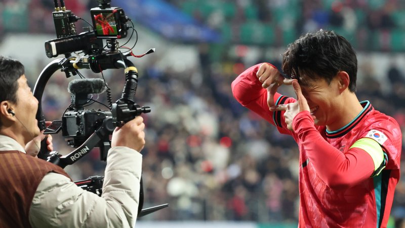 [대전=뉴시스] 강종민 기자 = 14일 오후 대전 유성구 대전월드컵경기장에서 열린 축구 국가대표팀 평가전 대한민국과 볼리비아의 경기에서 선취골을 넣은 손흥민이 세레머니를 하고 있다. 2025.11.14. ppkjm@newsis.com