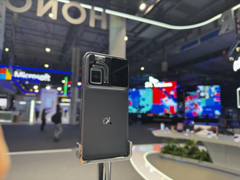 "여길 봐도 저길 봐도 로봇"…'메탈 칼라' 시대가 온다[MWC26]