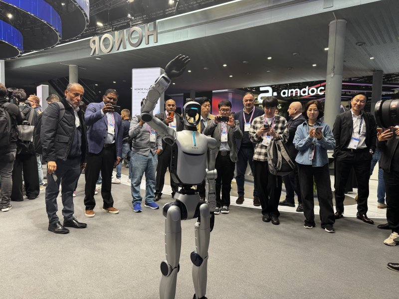 "여길 봐도 저길 봐도 로봇"…'메탈 칼라' 시대가 온다[MWC26]