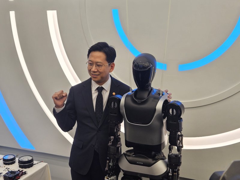 "여길 봐도 저길 봐도 로봇"…'메탈 칼라' 시대가 온다[MWC26]