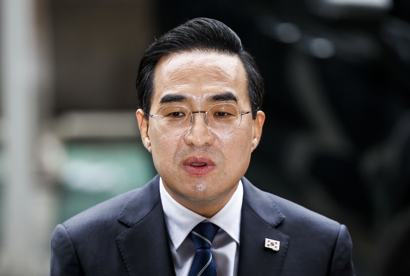 [서울=뉴시스] 정병혁 기자 = 박홍근 기획예산처 장관 후보자가 3일 서울 중구 예금보험공사에 마련된 인사청문회 준비 사무실로 출근하며 입장을 밝히고 있다. 2026.03.03. jhope@newsis.com