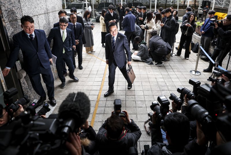 [서울=뉴시스] 정병혁 기자 = 박홍근 기획예산처 장관 후보자가 3일 서울 중구 예금보험공사에 마련된 인사청문회 준비 사무실로 출근하고 있다. 2026.03.03. jhope@newsis.com